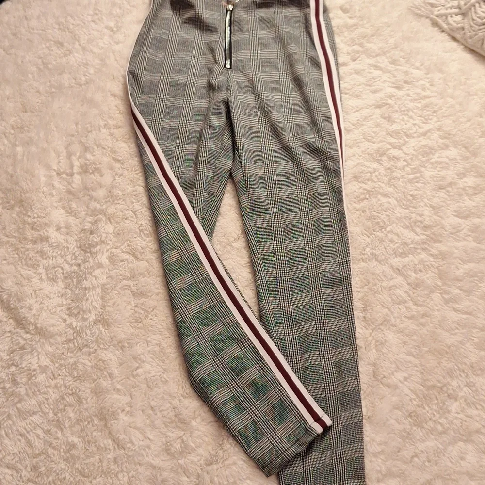 Guess Marcella Stripe Jet Blk Plaid Multi  W/ Maroon & White Stripes on Side SP - Picture 3 of 8